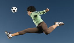 顶球图片,顶球瞬间，展现技巧与激情